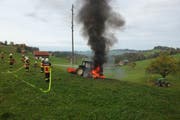 Der Traktor fing plötzlich Feuer. (Bild: Kapo SG)