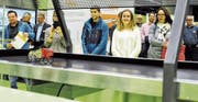 Severin Hutter und Chiara Dünser (in der Bildmitte) haben Technik und Kreativität zusammengebracht und mit ihren Solarmobilen einen Klassenpreis gewonnen. Solche Köpfe wünschen sich die Rheintaler Industrieunternehmen für ihre Belegschaft. (Bild: Max Tinner)