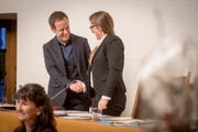 Die scheidende St.Galler Stadtparlamentspräsidentin Franziska Ryser übergibt ihr Amt an Gallus Hufenus. (Bild: Benjamin Manser)