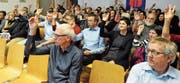 Rechnung und Budget sowohl der Schulgemeinde als auch der Kirchgemeinde wurden einstimmig gutgeheissen. Rechts vorne Altstättens Stadtrat Reto Walser, der als Gast an der Schulbürgerversammlung teilnahm. Das hat seinen Grund: Die Hub und die untere Kobelwies sind nicht nur Teil der Primarschulgemeinde Kobelwald-Hub-Hard, sondern eben auch der Stadt Altstätten. (Bild: Max Tinner)