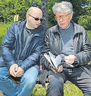 Bildhauer Roman Signer (rechts) liess sich die Einweihung nicht entgehen. (Bilder: Monika von der Linden)