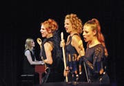 Die «Exfreundinnen» Anikó Donáth, Isabelle Flachsmann und Martina Lory mit Begleitmusikerin Sonja Füchslin. (Bild: Michael Hug)