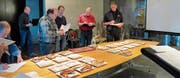 Bernecker Profis gehörten zur Jury: Winzer Peter Indermaur und die Fleischfachleute Werner Küttel sowie Christian Jansen und Kunibert Hosp (von rechts) von der Gustav Spiess AG beurteilten die Würste nach verschiedenen Kriterien, während Urs Bolliger (l.), Geschäftsführer der Sortenorganisation St. Galler Bratwurst IGP, den Ablauf überwachte. (Bild: Maya Seiler)
