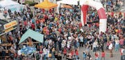 Markthöhepunkt am Freitagnachmittag war die Premiere des Uzwiler/Oberuzwiler «Gemeindeduell»-Songs 2018 von Emanuel Reiter und Mirjam Meili auf der Bühne an der Kreuzung. (Bilder: Andrea Häusler)