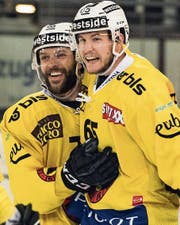 Ramon Untersander (rechts) jubelt nach seinem Tor zum 4:0 gegen Zug mit SCB-Teamkollege Andrew Ebbett. (Bild: ky)