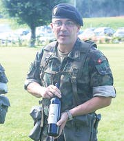 Gregor Metzler 2008 mit seinem «Bataillonswein» vom Weingut Kaspar Wetli, Berneck. (Bild: pd)