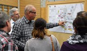 Elmar Steiger erklärt den Anwesenden anhand von Plänen, an welchen Stellen am Sonnhaldenbach etwas geändert wird. (Bild: Timon Kobelt)