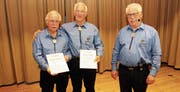 Die Toggenburger Hans Aggeler (links) und Josef Meili wurden von Präsident Florian Zogg (rechts) zu Ehrenmitgliedern ernannt. (Bild: PD)