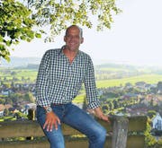 Simon Thalmann geniesst den Ausblick vom Schloss Zuckenriet auf die Gemeinde Niederhelfenschwil. (Bild: zi.)