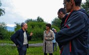 Oeplan-Gründer Thomas Oesch schildert die Pflege- und Aufwertungsmassnahmen, die zum Erhalt der Vielfalt unerlässlich sind. (Bild: pd)