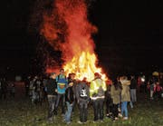 Der Muntlagr Facklahuufa brennt lichterloh. Würde es überall Winter bleiben – in Montlingen zöge der Frühling ein. (Bilder: Max Tinner)