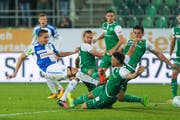 GC Spieler Marko Basic (links) gegen die St.Galler mit Peter Tschernegg (Mitte), Nicolas Luechinger, im Vordergrund und Danijel Aleksic (rechts), aufgenommen am 29. Oktober im Kybunpark. (Bild: EDDY RISCH (KEYSTONE))