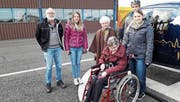 Hans Tobler, Claudia Kühne, die Passagierinnen Alice Lutz und Elisabeth Hollenstein, Cornelia Koller sowie der Pilot des Helikopterunternehmens (von links). (Bild: PD)