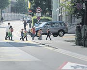 Schulkinder überqueren die St. Georgen-Strasse. (Bild: Michel Canonica)