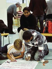 Gruppenarbeit am Samstag in der Turnhalle von St. Leonhard. (Bild: Ralph Ribi)