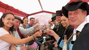 Gut gelaunt begaben sich die Sponsoren mit den OK-Mitgliedern des Verschwell- und Torkelfestes auf Degustationsfahrt. (Bild: Maya Seiler)