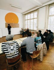 Lehrer, Schulleiter und Flüchtling Charles Dalo unterrichtet seine internationale Schülerschar. (Bild: Reto Martin)