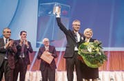 Den ersehnten Prix SVC Ostschweiz für das Unternehmen Berlinger erhalten: Daniel Schwyter-Berlinger und Andrea Berlinger Schwyter. (Bild: Mareycke Frehner)