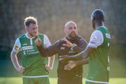Unter Erfolgsdruck: Trainer Giorgio Contini mit Silvan Gönitzer und Yroundu Musavu-King. (Bild: Urs Bucher)