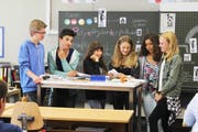 Eine Oberstufenklasse setzt sich im Umweltunterricht von Pusch mit Umweltfragen auseinander. (Bild: PD)