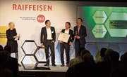 Gabriela Manser hat den Gebrüdern Urs, Benno und Sascha Koch (von links) Trophäe und Preisgeld überreicht. (Bild: Mareycke Frehner)