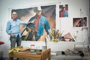 Gemalt statt fotografiert. Hannes Schmid entwickelt seine Fotosujets von früher auf der Leinwand weiter. (Bild: Ralph Ribi)