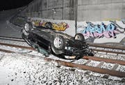 Das Auto blieb auf dem Dach liegen. (Bild: Kapo SG)