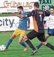 Diepoldsaus Nachwuchstalent Noah Thönig (Bild links) setzt sich gleich gegen zwei Staader Gegenspieler durch. Malik Özkan (Bild rechts) erzielt das 4:2. (Bilder: Ulrike Huber)