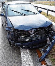 Das Auto war gegen die Leitplanke geprallt. (Bild: Kapo)