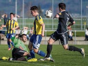 Herisaus Goalie Simon Rüsch klärt gegen den Steinacher Marc Lennon. (Bild: Michel Canonica)