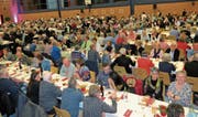 Auch die 111. GV bot den 538 Raiffeisen-Mitgliedern interessante Informationen zum Bankgeschehen, gutes Essen und hochstehende Unterhaltung. (Bilder: Maya Seiler)