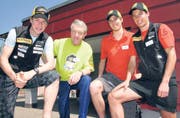 Der Flawiler OL-Spezialist Hermann Ludwig (Mitte) zwischen OL-Weltmeister Daniel Hubmann (links) und den OL-Läufern Robert Huber sowie Martin Hubmann. (Bild: bm.)