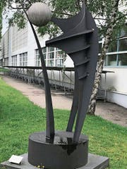 Der Uzwiler Künstler Georges Radzik hat die Metallskulptur entworfen, Mitarbeiter der Firma Bühler haben sie aufgebaut. (Bild: PD)
