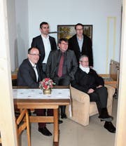 Zusammentreffen in dem in der «Sonnmatt»-Scheune eingerichteten Musterzimmer: Lucas Keel, Cornel Egger, Heimleiter Kurt Marti (vorne), Alexander Bommeli und Architekt Werner Meier. (Bild: Andrea Häusler)