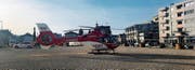 Ein Helikopter der DRF Luftrettung landete auf der Hafenpromenade, wo der Mann ins Wasser gestürzt ist. (Bild: Silvan Mumenthaler)