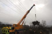 Der Traktor wurde mit einem Kranwagen geborgen. (Bild: Kapo SG)