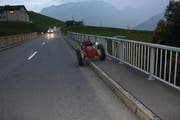 Der Motoreinachser kollidierte mit dem Brückengeländer. (Bild: Kapo AI)
