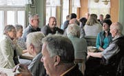 Die Maiskörner von den Strünken zu nehmen – das «Türggen rebeln» – fang grossen Anklang. (Bilder: pd)