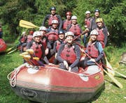 Bevor der Aufstieg zur Lischanahütte in Angriff genommen wurde, bekamen die Mitglieder des Turnvereins eine Lektion im kalten Wasser des Inns. (Bild: PD)