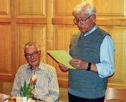 Dölf Sprenger (rechts) dankte seinem Vorgänger Beat Diethelm mit einer Ehrenurkunde und einem Präsent. (Bild: pd)