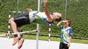 Fredy Baumgartner vom STV Lüchingen hat keine Mühe, die aufgelegte Höhe zu überspringen. (Bilder: Mäx Hasler)