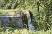 Neben der Staumauer, dort wo die Visiere stehen, soll die Kammer für das künftige Kleinwasserkraftwerk gebaut werden. (Bilder: Zita Meienhofer)
