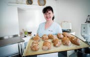 Eine Mehlmischung ergibt 20 Stück: Maja Tobler präsentiert frische Bürli in ihrer Backstube in St. Gallen. (Bild: Ralph Ribi)