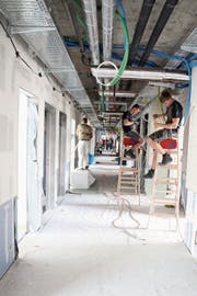 Elektriker im Neubautrakt des Spitals Wattwil. (Bild: Martin Knoepfel)