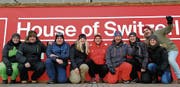 Skicross-Fans besuchen das House of Switzerland (von links): Marlen Fuchs, Michael Willers, Marc Zürcher, Isabella Deiss, Marc, Beni und Sven Bischofberger, Simone Dürr sowie Raphael Thür. (Bild: pd)