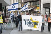 Der erste Stadtsanktgaller Marsch des Lebens mit Transparenten und Israel-Fahnen am Mittwochabend in der Neugasse. (Bild: Reto Voneschen)
