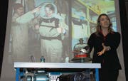«In zehn Jahren zum Mars»: Barbara Burtscher an einem öffentlichen Vortrag an der Kanti Wattwil im Januar 2010. (Bild: Hansruedi Kugler)