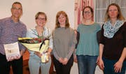 Lorenz Neher, abtretender Präsident; Elisabeth Solèr, Interimspräsidentin; Paula Looser, Bibliotheksleiterin; Melanie Meier, Ludotheksleiterin, Rita Fäh, stellvertretende Ludotheksleiterin (von links). (Bild: PD)