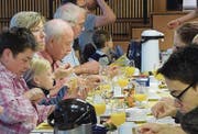 Gegenseitiges Kennenlernen beim Frühstück.