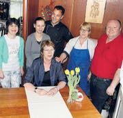 Roger Erni, Wirt im «Schützenhaus» (rechts), mit seiner Servier- und Küchencrew vor dem Tisch, an dem das Zechpreller-Paar diniert hat. (Bild: stu.)